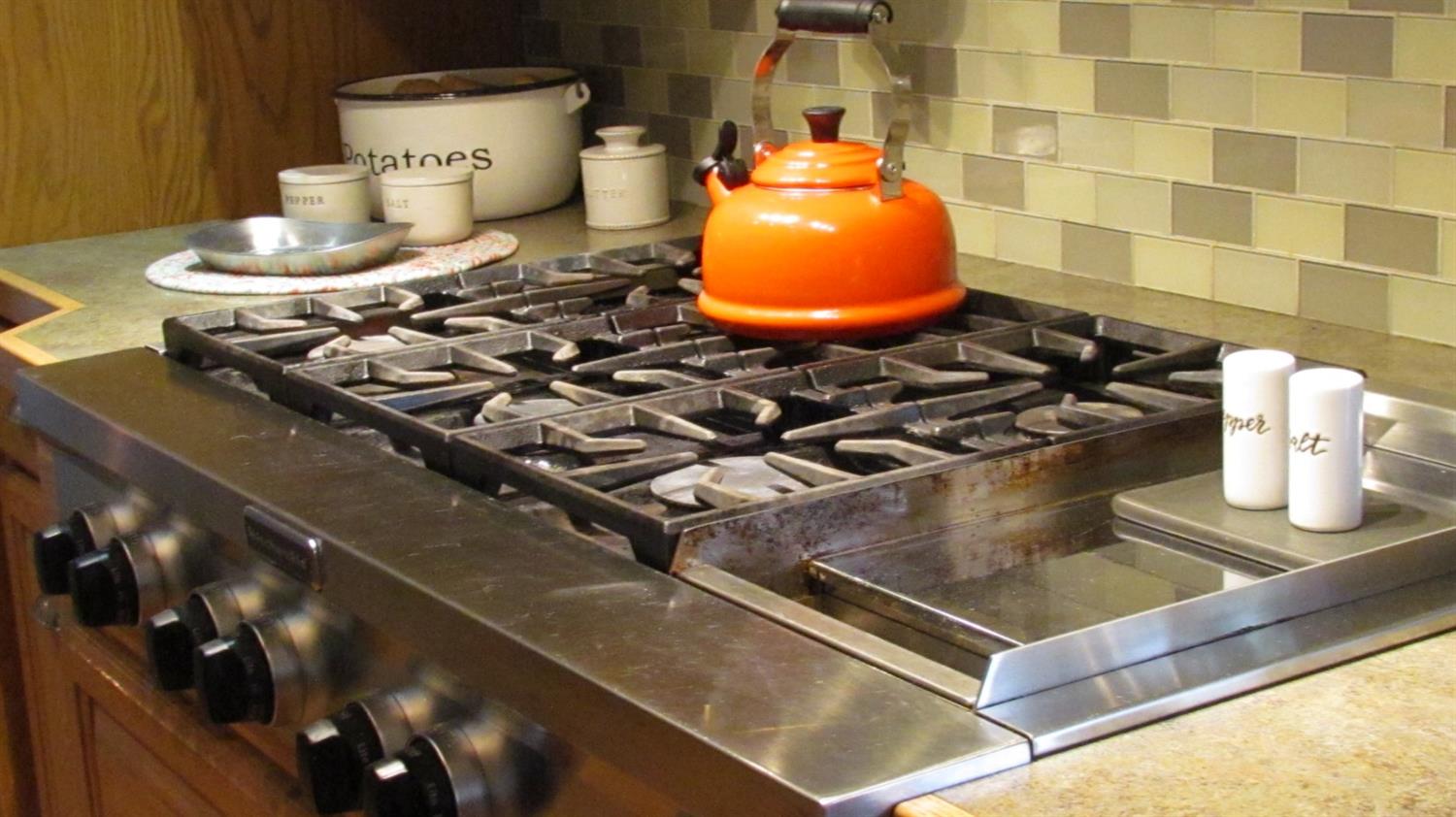 523 North Buttonwillow Avenue Reedley, CA 93654 - Photo 27 of 85 Who wouldn't love to cook on this beauty....