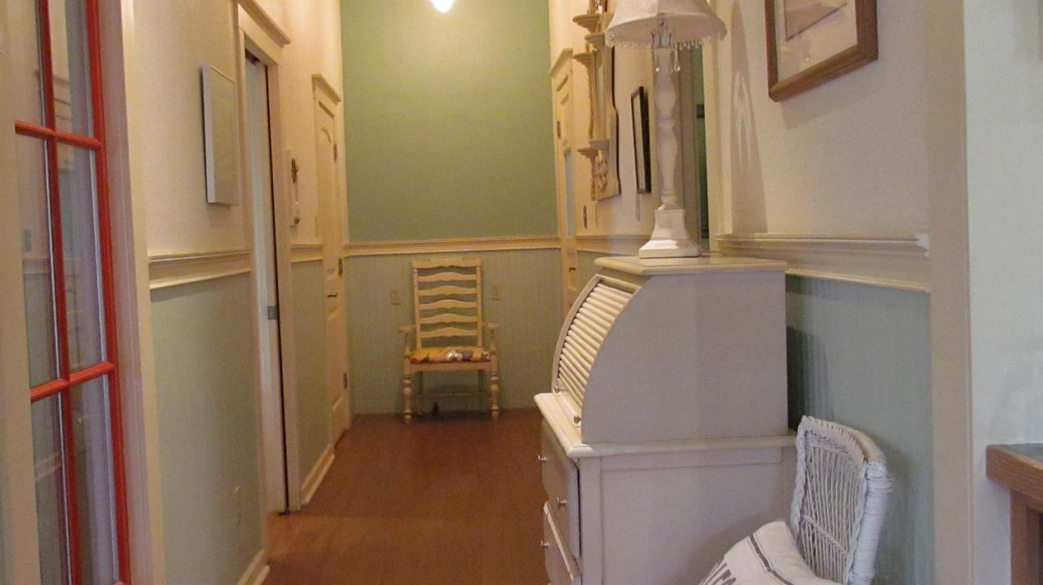 523 North Buttonwillow Avenue Reedley, CA 93654 - Photo 31 of 85 Plenty of room in this hallway.....
