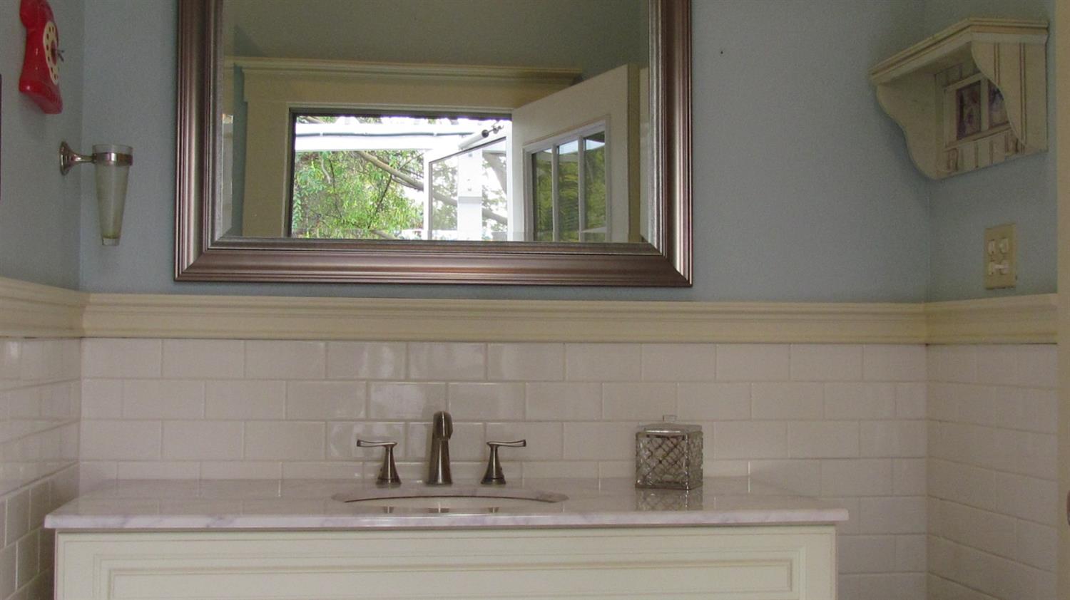 523 North Buttonwillow Avenue Reedley, CA 93654 - Photo 34 of 85 An updated & remodeled hallbath......