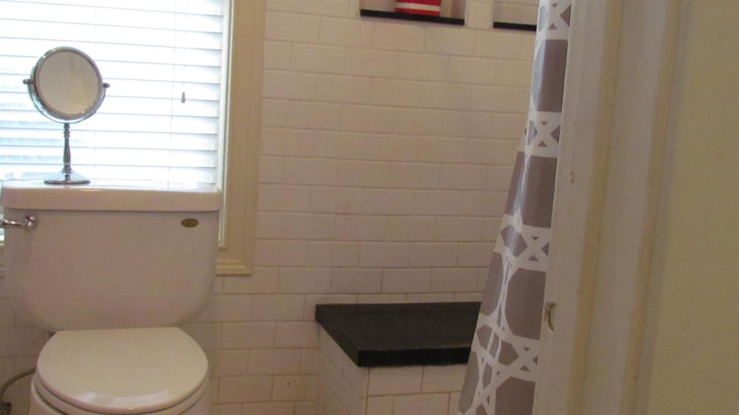 523 North Buttonwillow Avenue Reedley, CA 93654 - Photo 36 of 85 Hallbath has been updated with a walk in shower & bench for conveniece.....