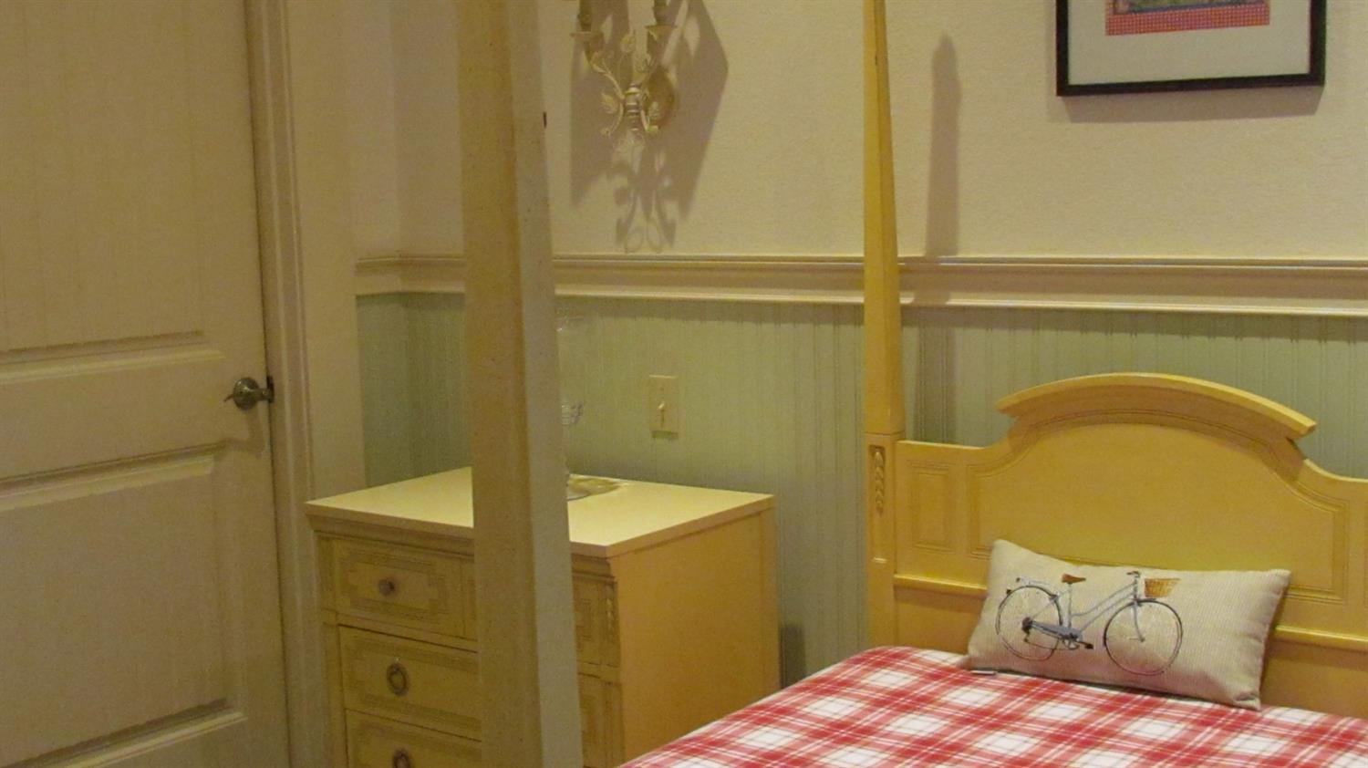 523 North Buttonwillow Avenue Reedley, CA 93654 - Photo 39 of 85 Cozy 3rd bedroom has a walk in closet