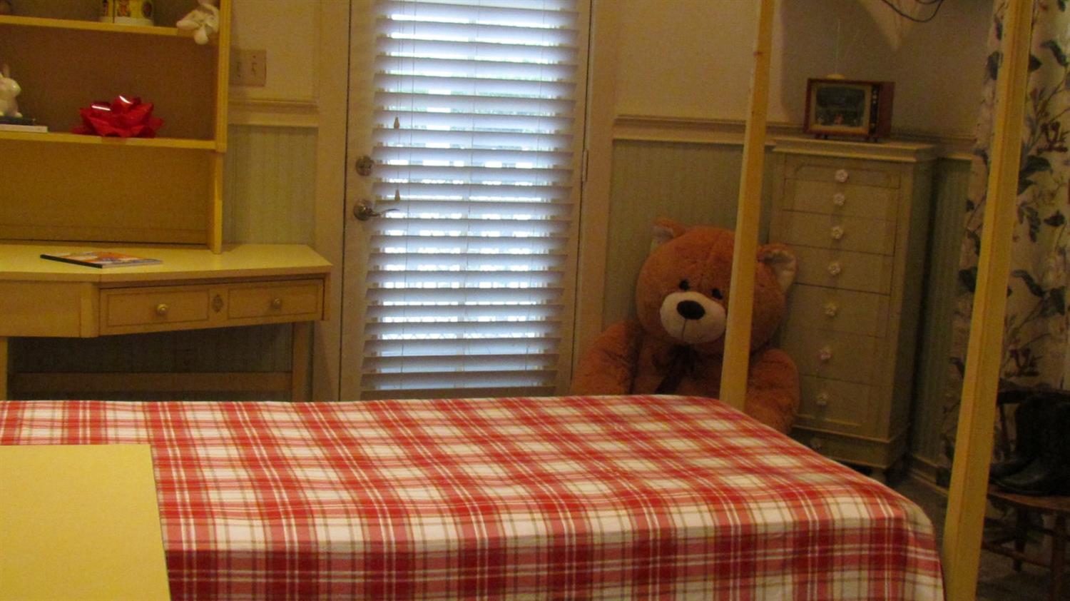 523 North Buttonwillow Avenue Reedley, CA 93654 - Photo 40 of 85 3rd bedroom has a door to your very own sitting porch.....