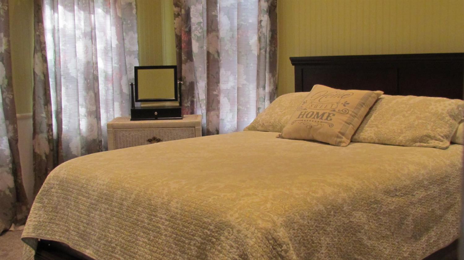 523 North Buttonwillow Avenue Reedley, CA 93654 - Photo 43 of 85 Master suite has plenty of room to relax & enjoy....