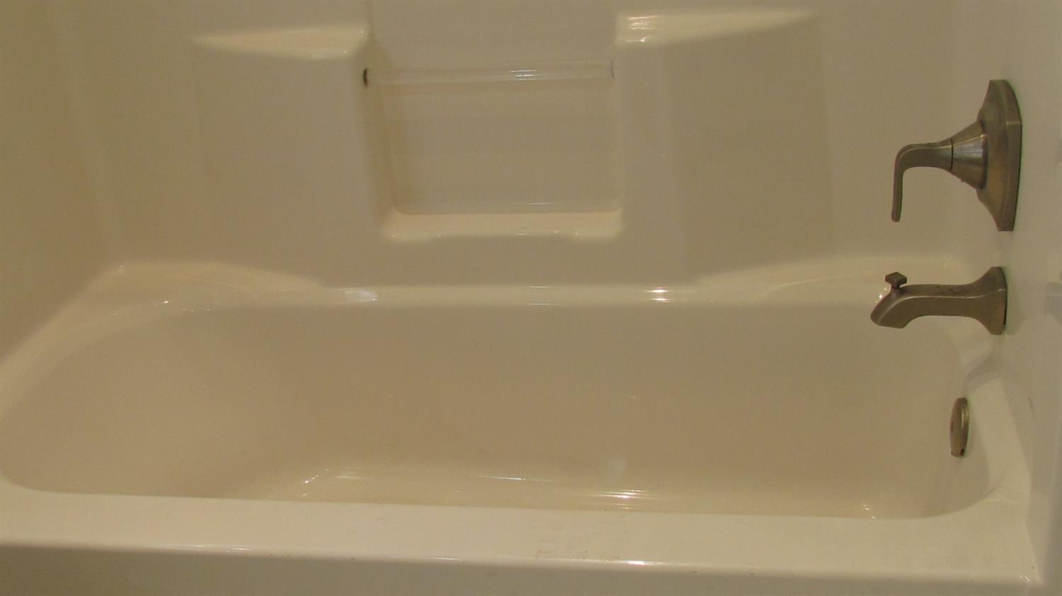 523 North Buttonwillow Avenue Reedley, CA 93654 - Photo 47 of 85 Update tub shower to soak your cares away.....