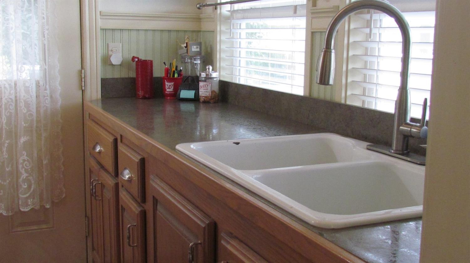 523 North Buttonwillow Avenue Reedley, CA 93654 - Photo 51 of 85 Laundry room has plenty of countertop & utility sink for convenience....