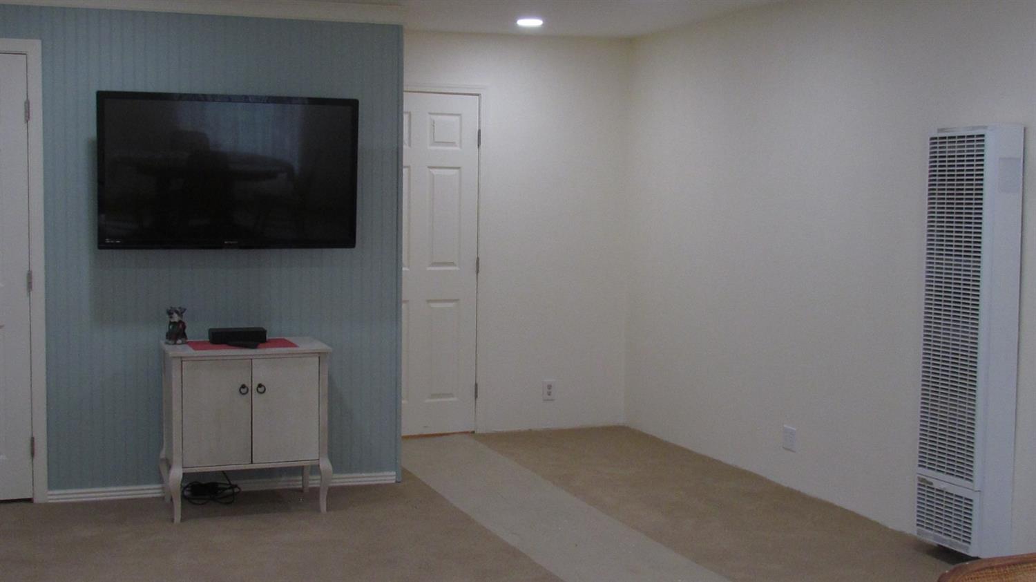 523 North Buttonwillow Avenue Reedley, CA 93654 - Photo 60 of 85 Large living room area with carpet - All TV's are included.....