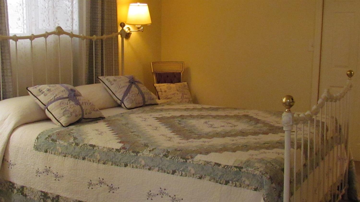 523 North Buttonwillow Avenue Reedley, CA 93654 - Photo 67 of 85 Cozy bedroom in the guest cottage....