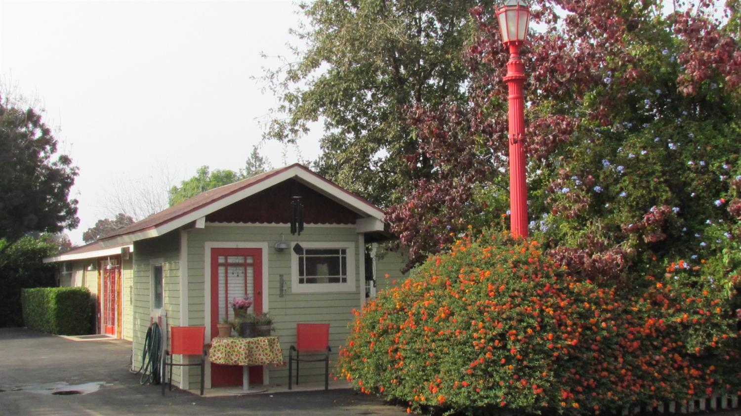 523 North Buttonwillow Avenue Reedley, CA 93654 - Photo 85 of 85 Your very own red light pole to enjoy....