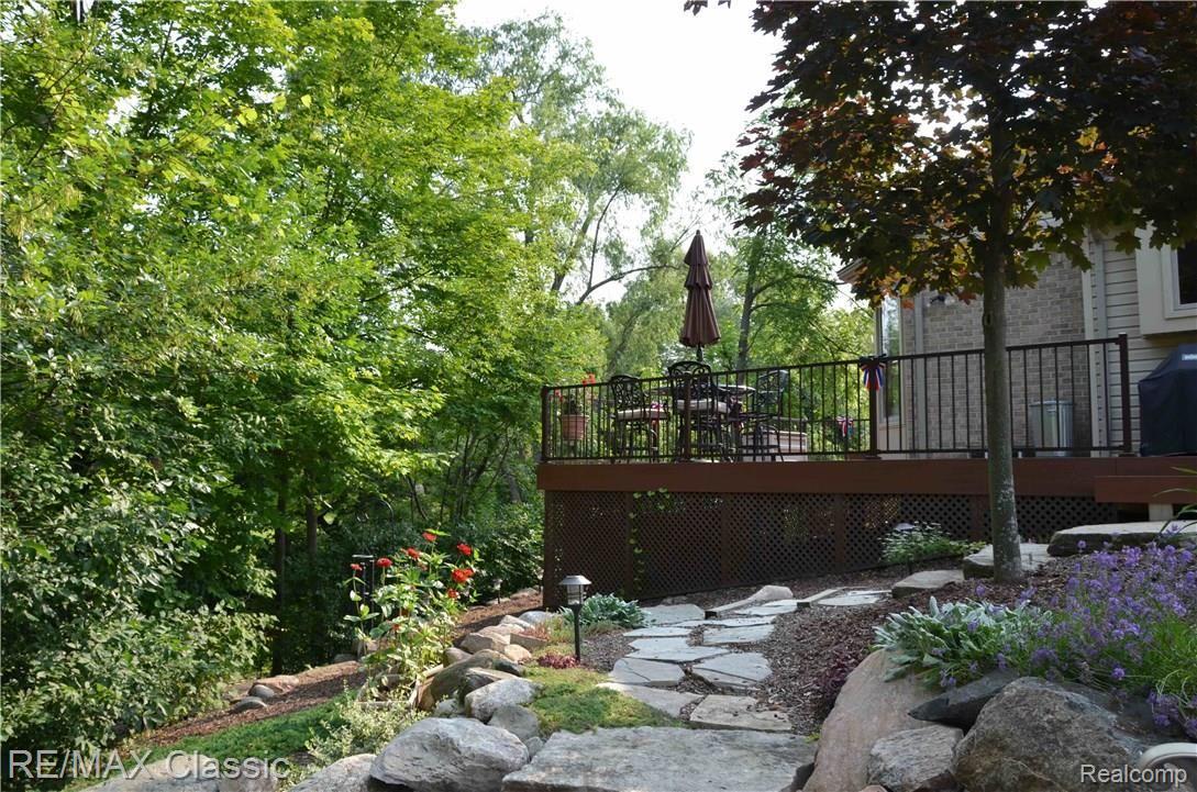 40906 Village Wood Road Novi, MI 48375 - Photo 7 of 28 Summer/Spring images of the yard