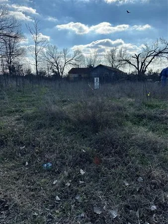 a view of a backyard of the house