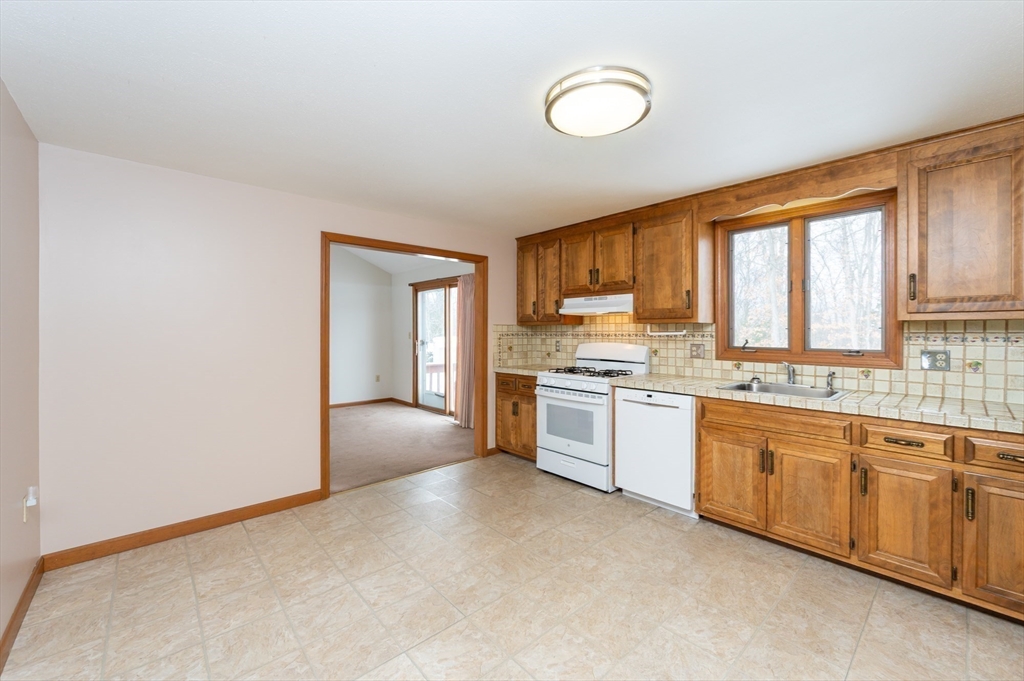 28 Bridal Path Road Dracut, MA 01826 - Photo 3 of 39