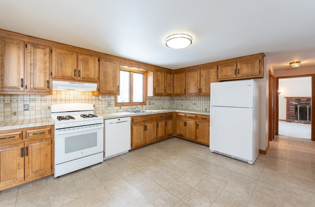 28 Bridal Path Road Dracut, MA 01826 - Photo 4 of 39