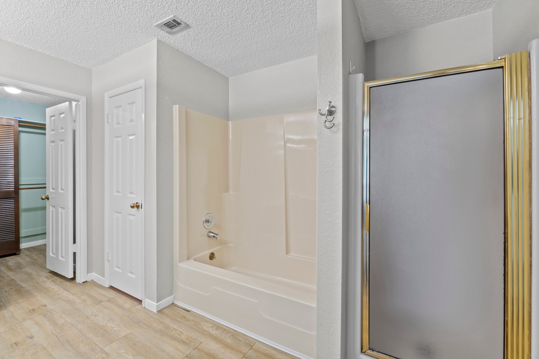 205 Sedro Trail Georgetown, TX 78633 - Photo 27 of 32 A well-maintained bathroom with a combination tub and shower, offering functional space and easy care.