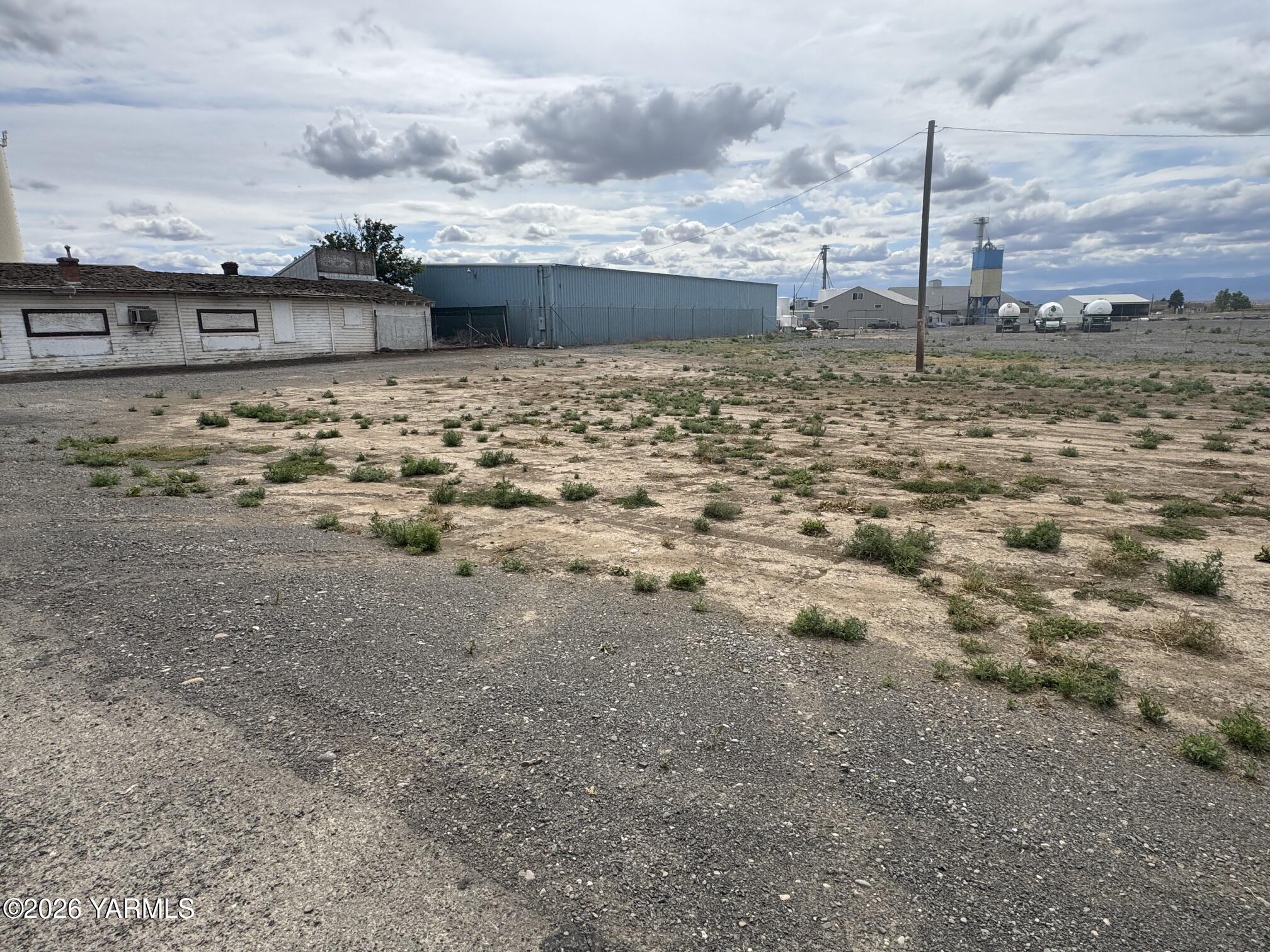 3940 Harrah Road Harrah, WA 98933 - Photo 2 of 4 a view of a dry yard