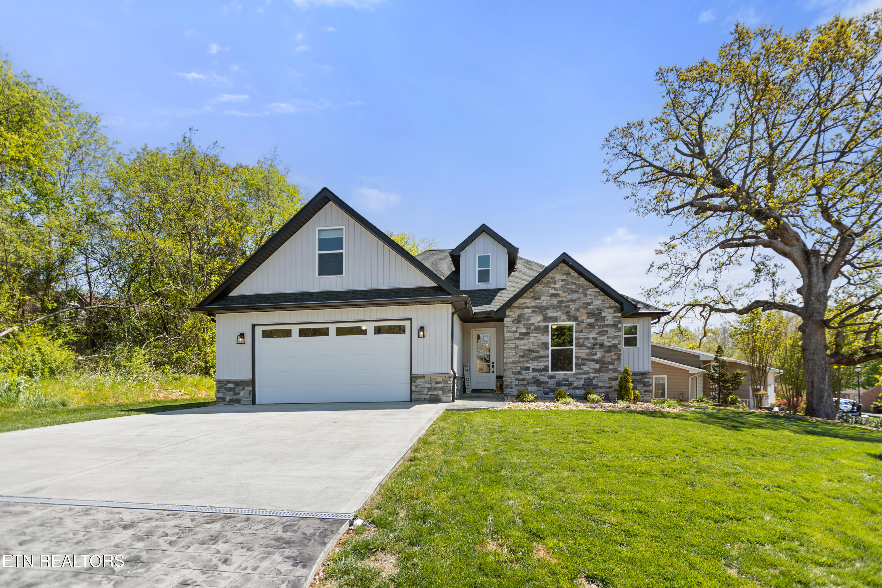 141 Daleyuhski Way Loudon, TN 37774 - Photo 3 of 37 4M6A8698