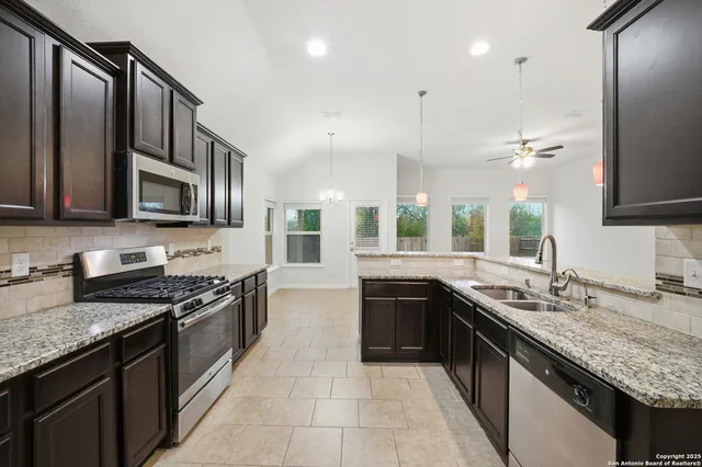 $2,250 | 8822 Palmetto Park, Converse, TX 78109