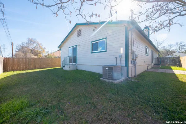 a house view with backyard space