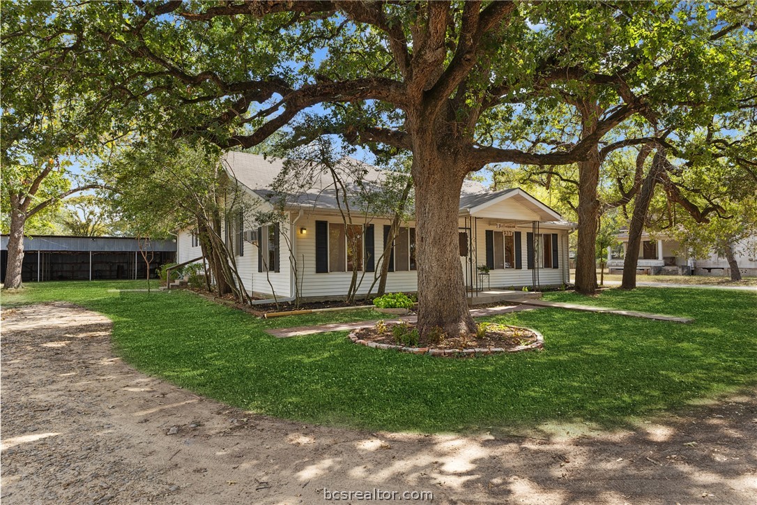 327 12th Street Somerville, TX 77879 - Photo 2 of 30