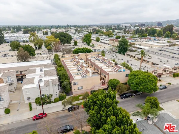 $3,250 | 5820 Yolanda Avenue, Unit 5, Tarzana, CA 91356