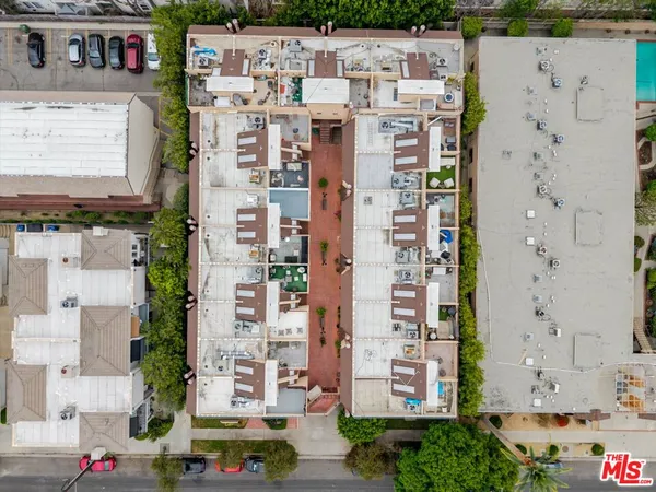 $3,250 | 5820 Yolanda Avenue, Unit 5, Tarzana, CA 91356