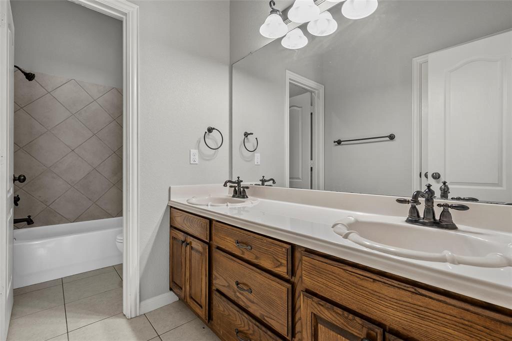 302 Canterbury Road Waco, TX 76712 - Photo 20 of 29 a bathroom with a sink and a bathtub