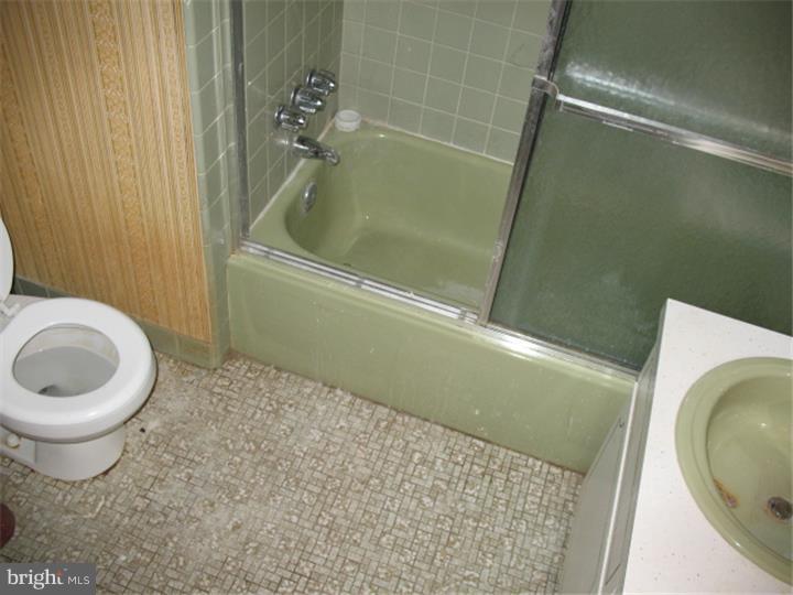5781 Nassau Road Philadelphia, PA 19131 - Photo 18 of 25 Bathroom