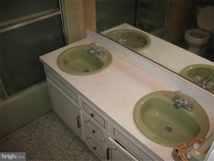 5781 Nassau Road Philadelphia, PA 19131 - Photo 19 of 25 Bathroom