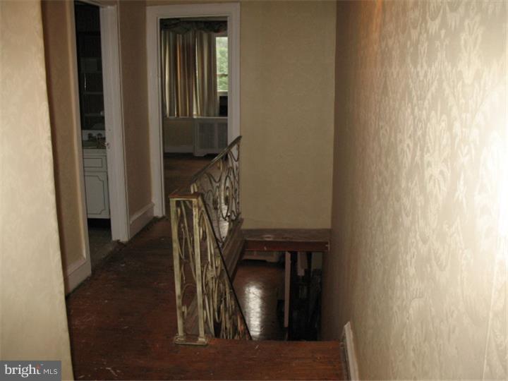 5781 Nassau Road Philadelphia, PA 19131 - Photo 23 of 25 Hallway