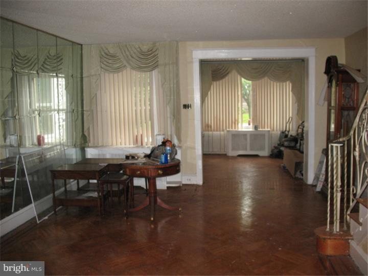 5781 Nassau Road Philadelphia, PA 19131 - Photo 8 of 25 Living Room