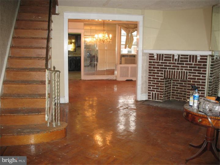 5781 Nassau Road Philadelphia, PA 19131 - Photo 9 of 25 Living Room