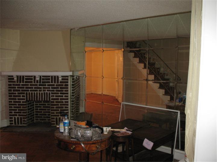 5781 Nassau Road Philadelphia, PA 19131 - Photo 10 of 25 Living Room