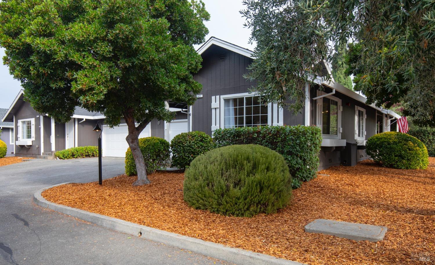 427-429 University St  