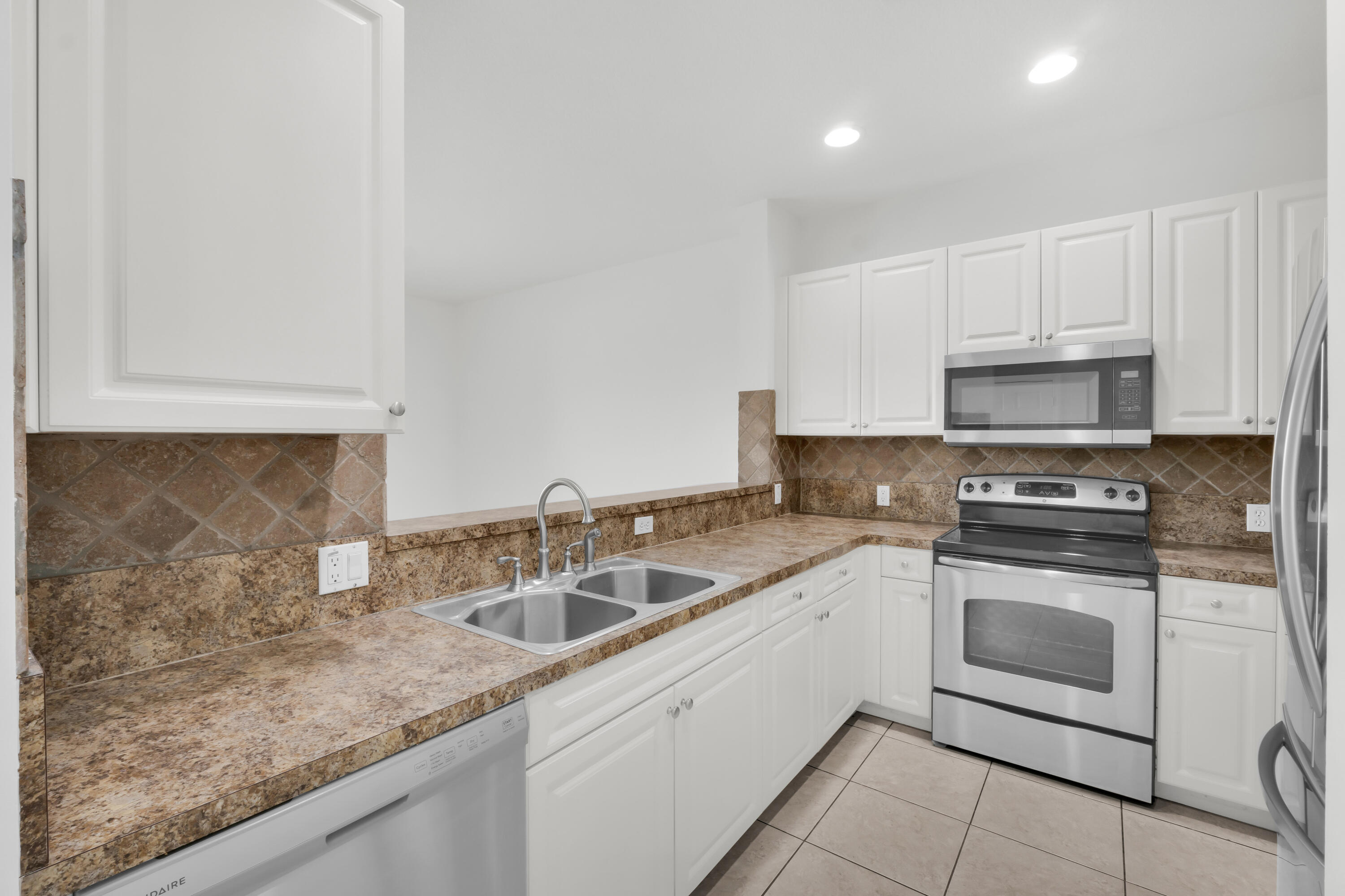 2581 Riverside Drive Coral Springs, FL 33065 - Photo 4 of 22 2581 Riverside Dr-4