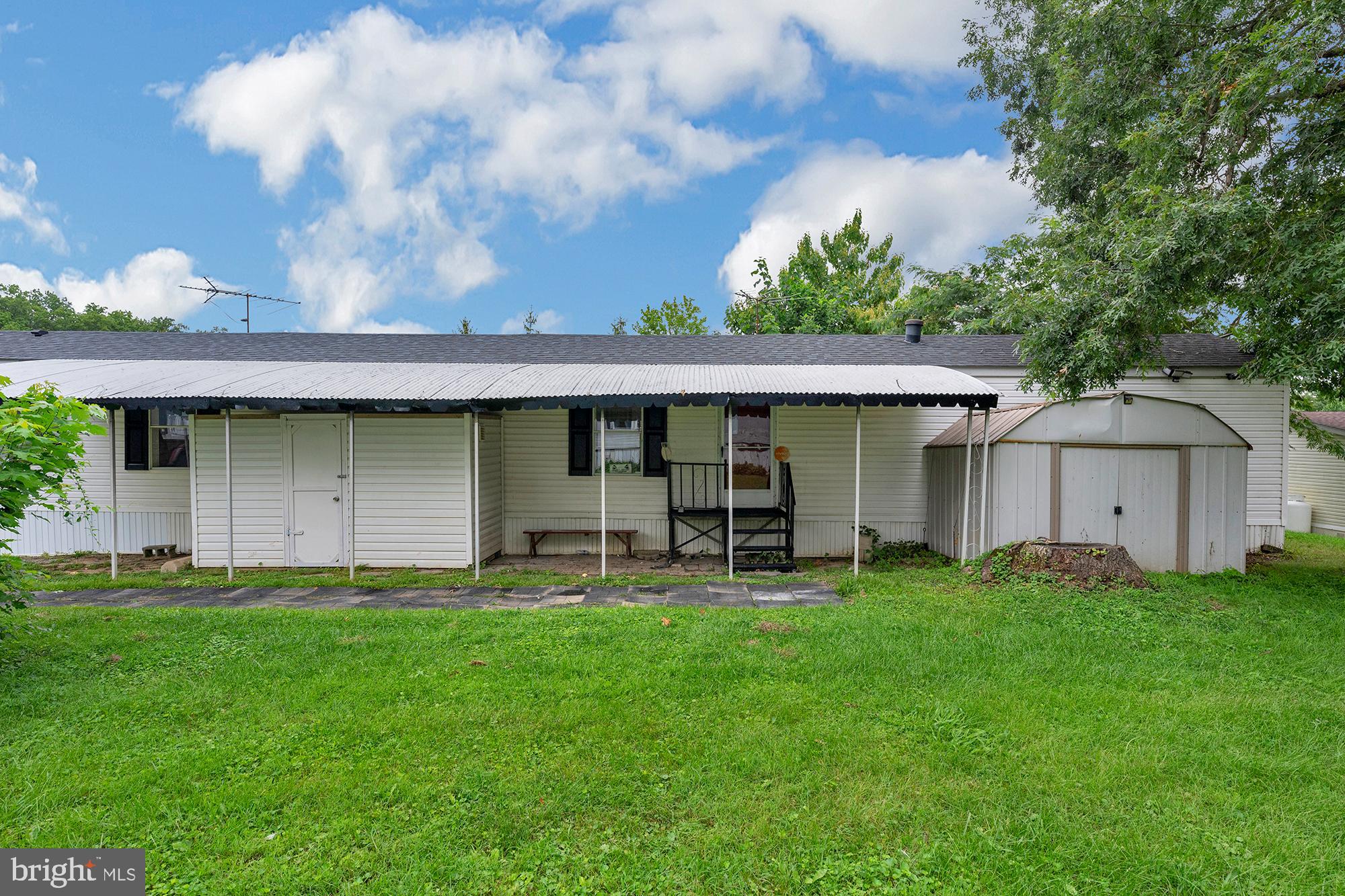 11540 Philadelphia Road, Unit 5A White Marsh, MD 21162 - Photo 22 of 23 a backyard of a house with table and chairs