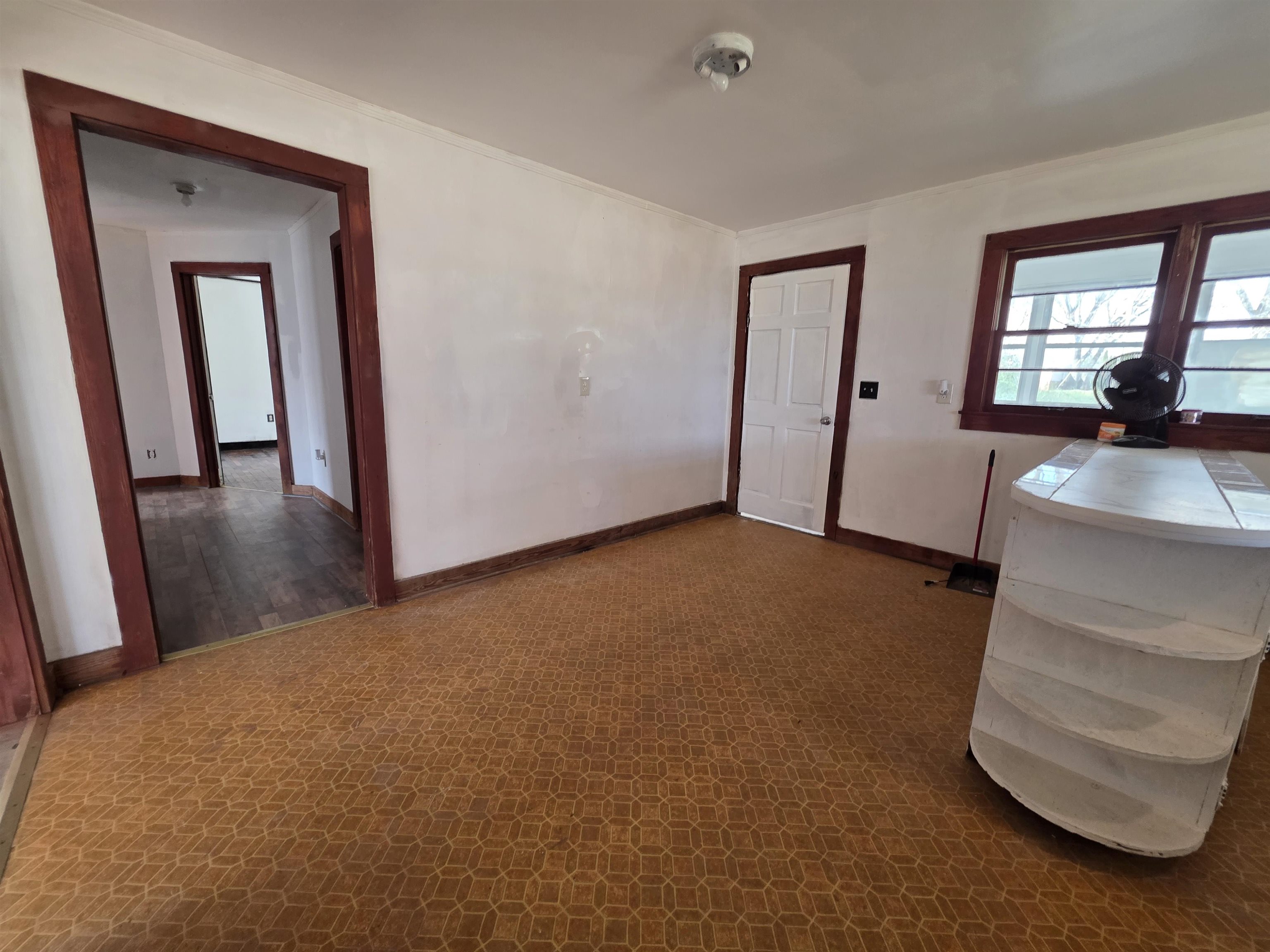 95 Sugar Maple Avenue Savannah, TN 38372 - Photo 4 of 11 an empty room with a mirror and windows