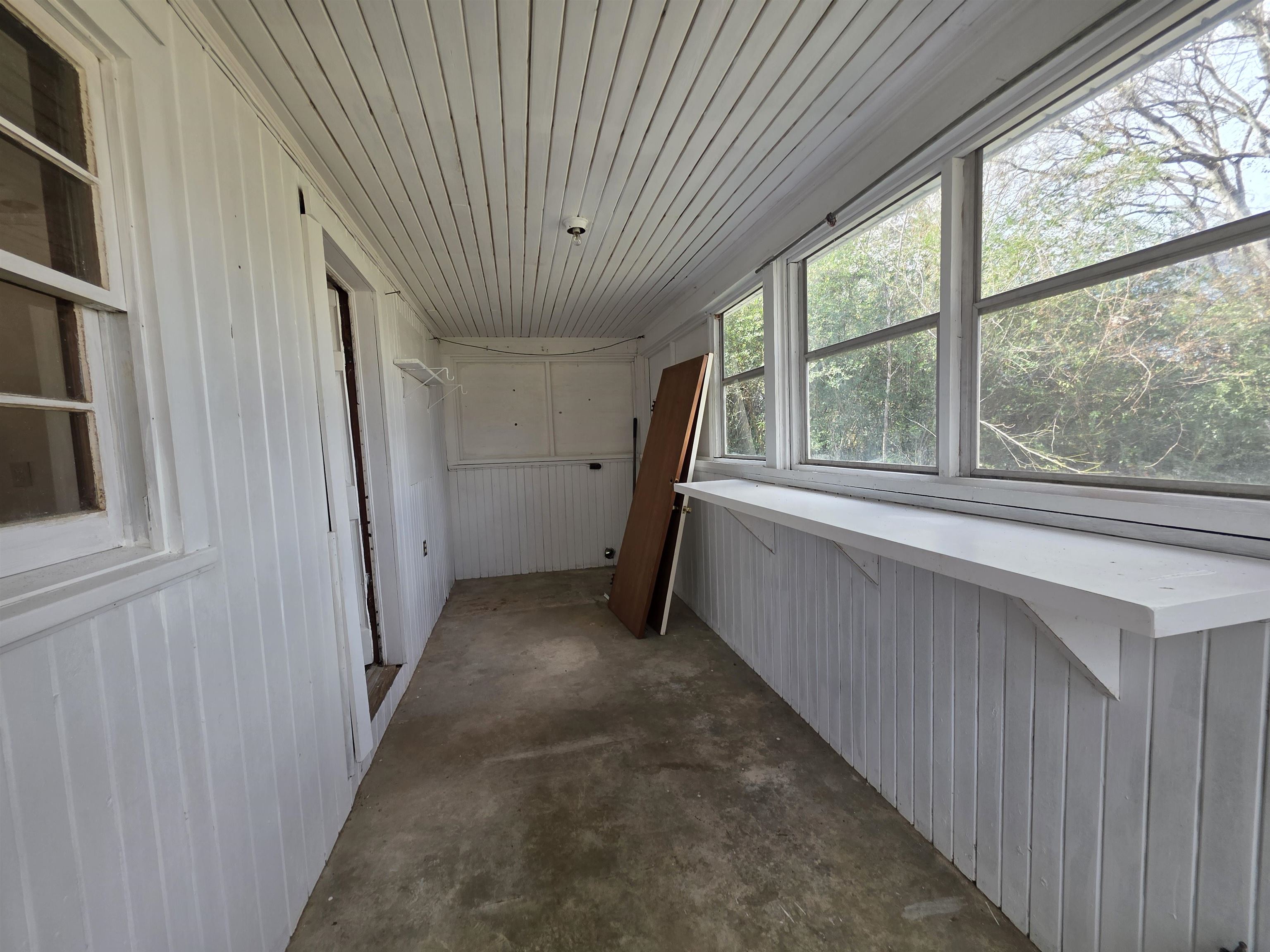95 Sugar Maple Avenue Savannah, TN 38372 - Photo 8 of 11 a view of a hallway with a window