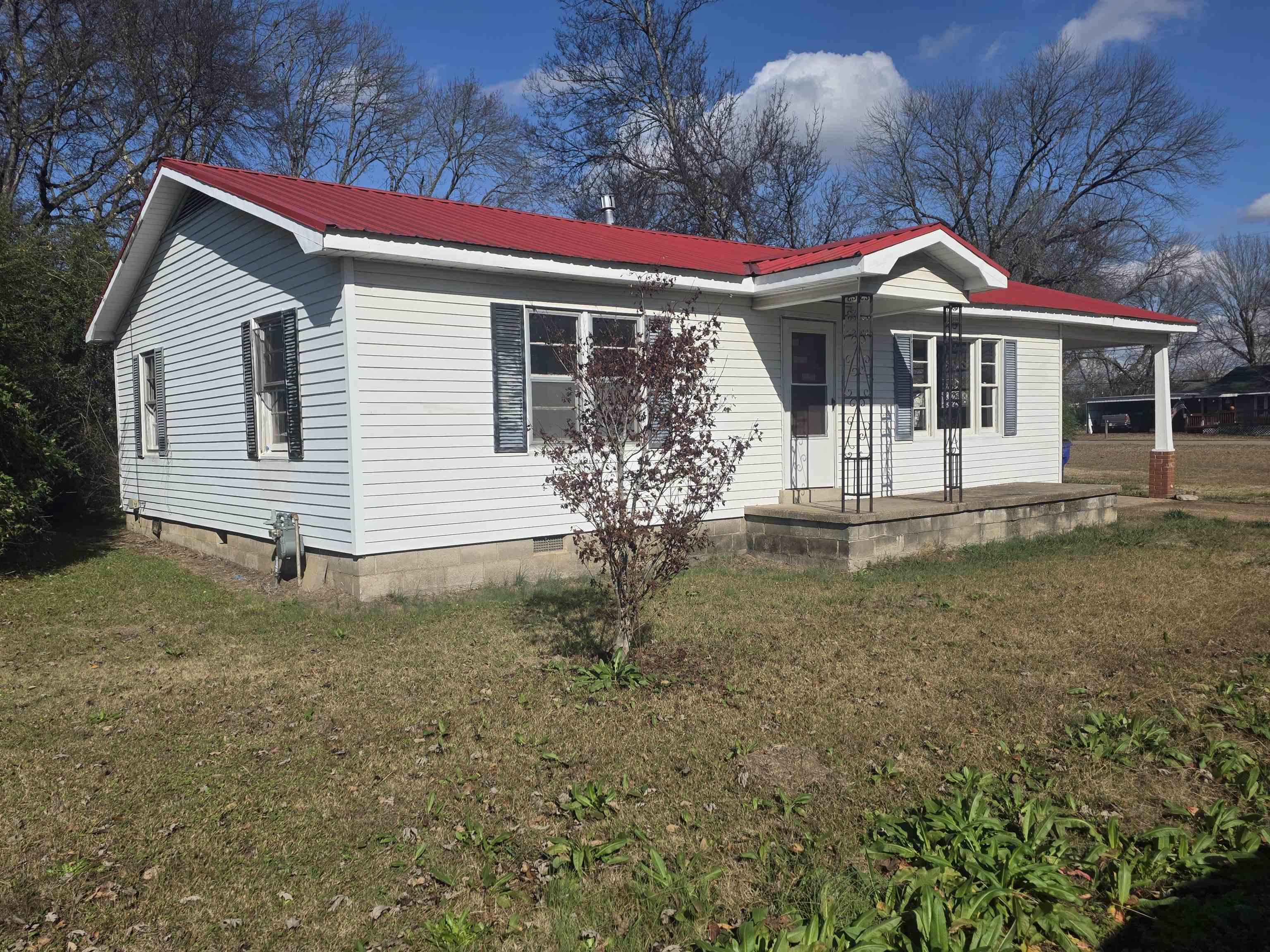 95 Sugar Maple Avenue Savannah, TN 38372 - Photo 9 of 11 a front view of a house with garden
