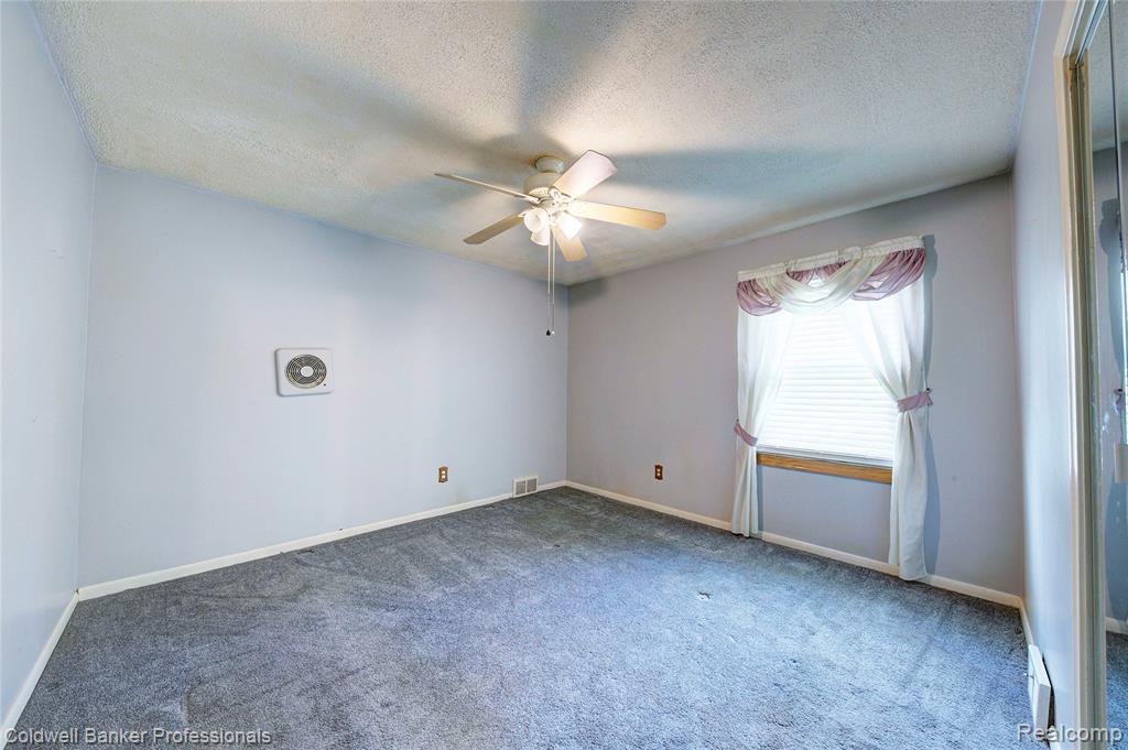 2139 Jones Road Waterford, MI 48327 - Photo 14 of 34