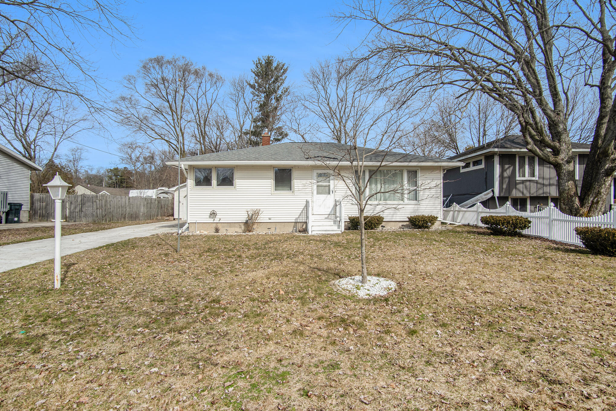 690 August Road Norton Shores, MI 49441 - Photo 3 of 27 DSC08270