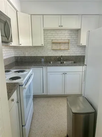 $2,100 | 4307 Sea Grape Drive, Unit 1, Fort Lauderdale, FL 33308