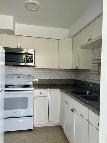 $2,100 | 4307 Sea Grape Drive, Unit 1, Fort Lauderdale, FL 33308