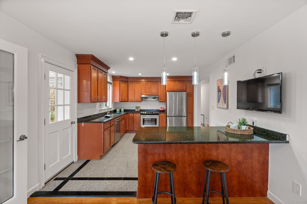 520 Clinton Road Brookline, MA 02467 - Photo 8 of 23