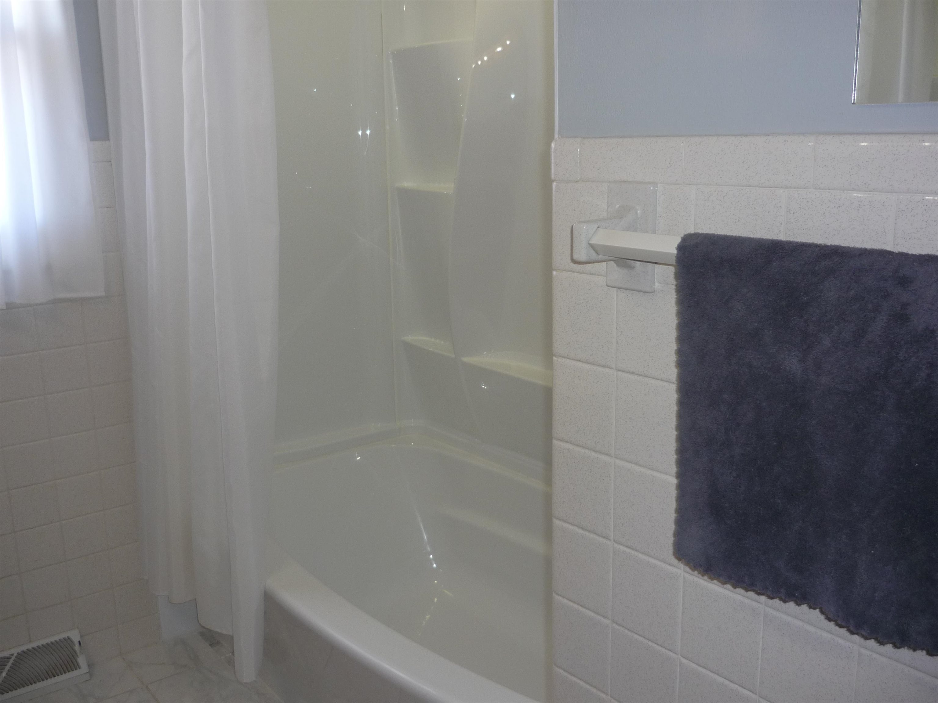 8539 North Pecatonica Road Pecatonica, IL 61063 - Photo 19 of 23 a bathroom with a bathtub