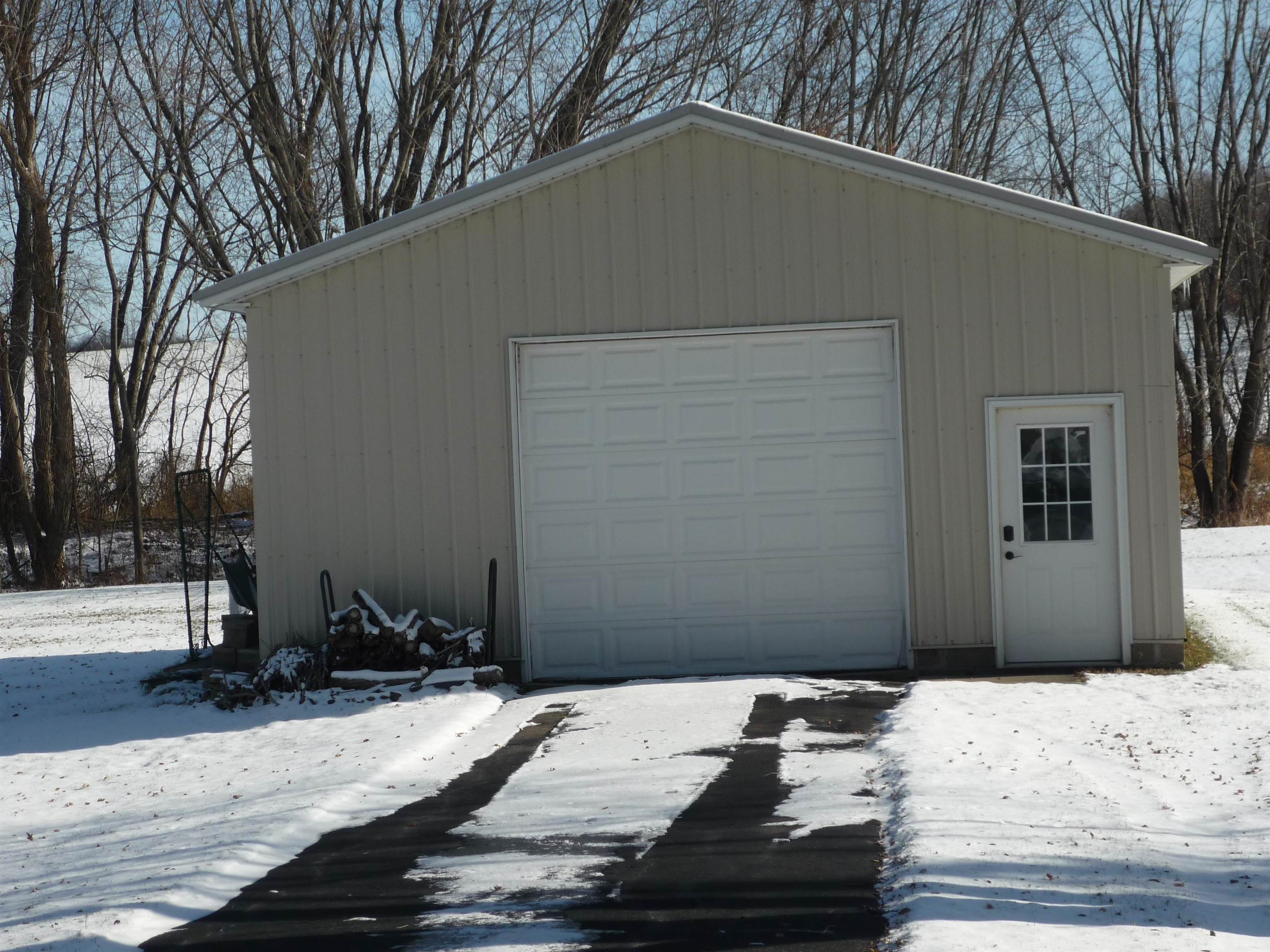 8539 North Pecatonica Road Pecatonica, IL 61063 - Photo 5 of 23 a side view of a house