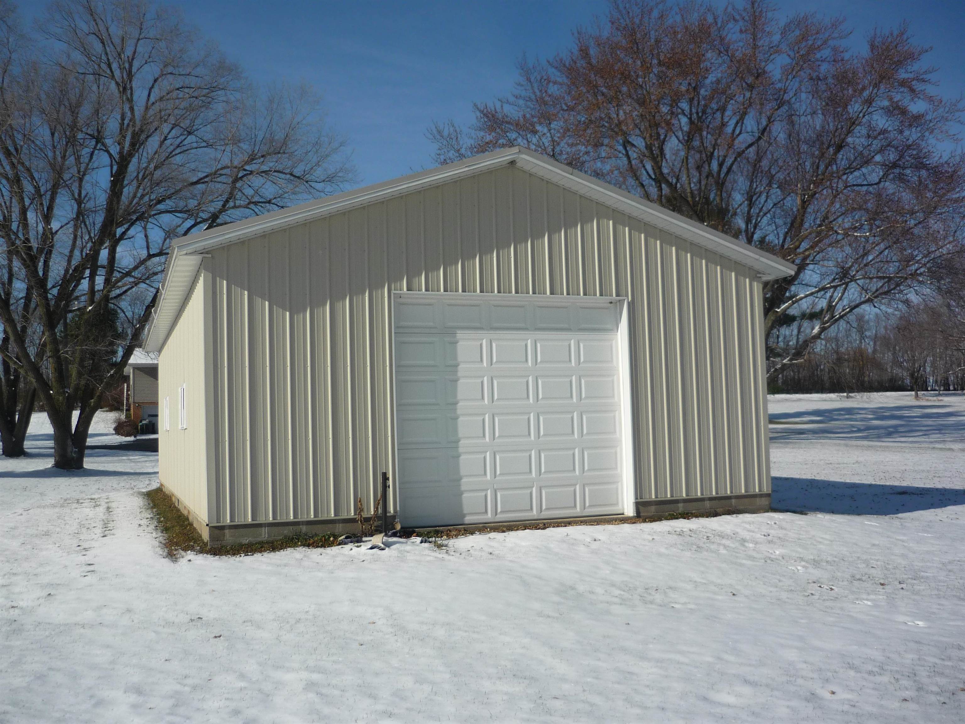 8539 North Pecatonica Road Pecatonica, IL 61063 - Photo 6 of 23 a house with a outdoor space