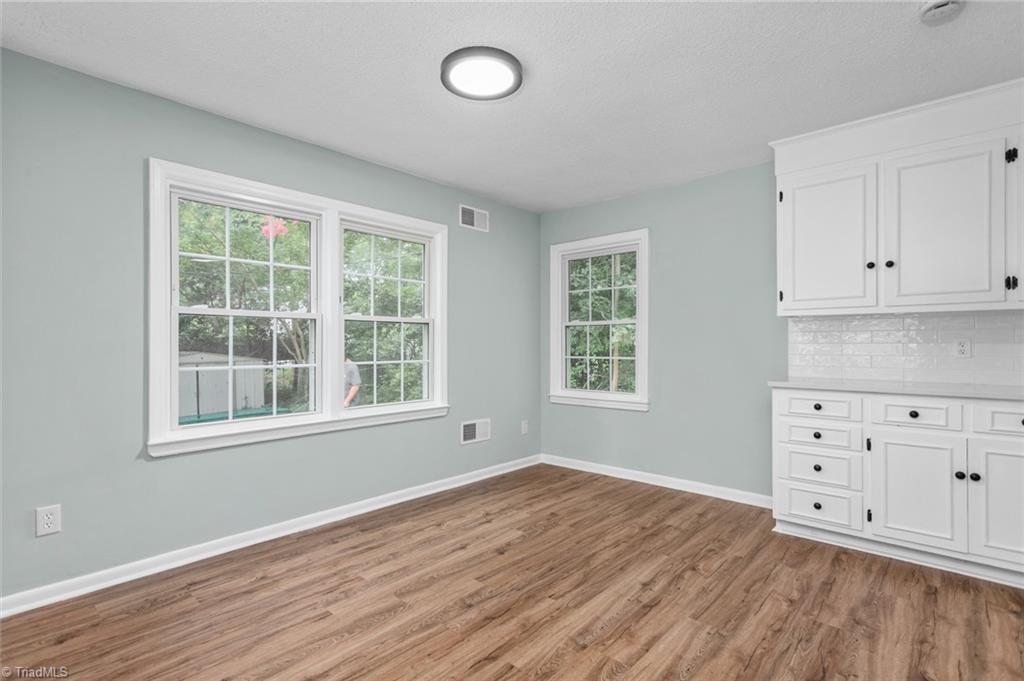 810 Ferndale Boulevard High Point, NC 27262 - Photo 14 of 36 Breakfast Area