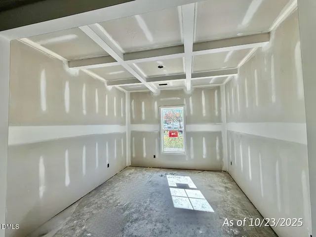 a view of entryway with an empty room