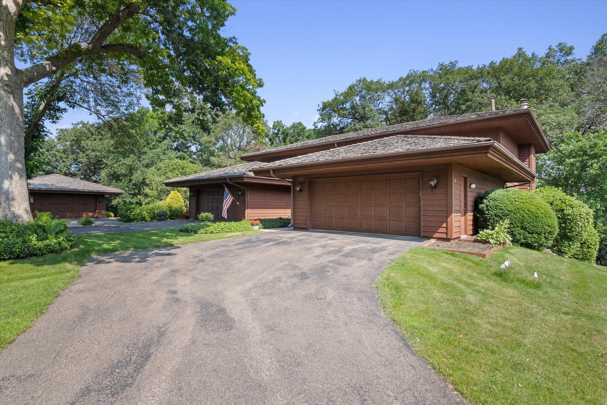 2400 Robin Oak Ridge Minnetonka, MN 55305 - Photo 6 of 48 Gallery Image 6