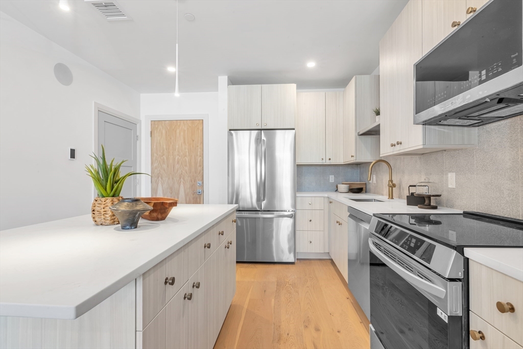 34 Oak Street, Unit 103 Boston, MA 02136 - Photo 5 of 20