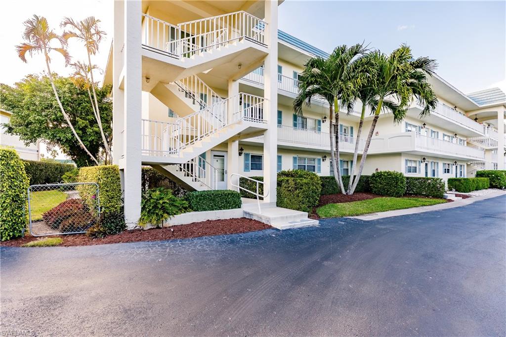 3055 Riviera Drive, Unit 302 Naples, FL 34103 - Photo 4 of 29 Gallery Image 4